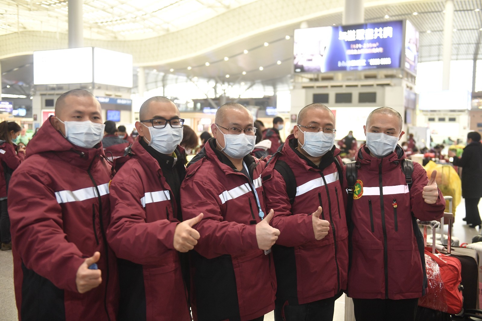 2月7日下午，中南大学湘雅医院第三批驰援湖北国家医疗队，在长沙火车南站集结，乘坐16时30分的g840次高铁出征武汉，接管武汉协和医院西院区重症病房。长沙晚报全媒体记者 余劭劼 摄