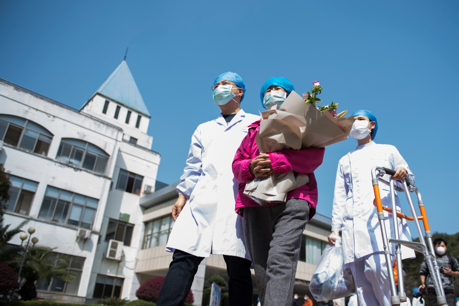 3月14日，日夜奋战54天后，长沙实现新冠肺炎在院确诊病例清零，699名参与救治的医护人员零感染，长沙市最后1名在院治疗确诊病例在长沙市公共卫生救治中心（长沙市第一医院北院）出院。 长沙晚报全媒体记者 黄启晴 摄