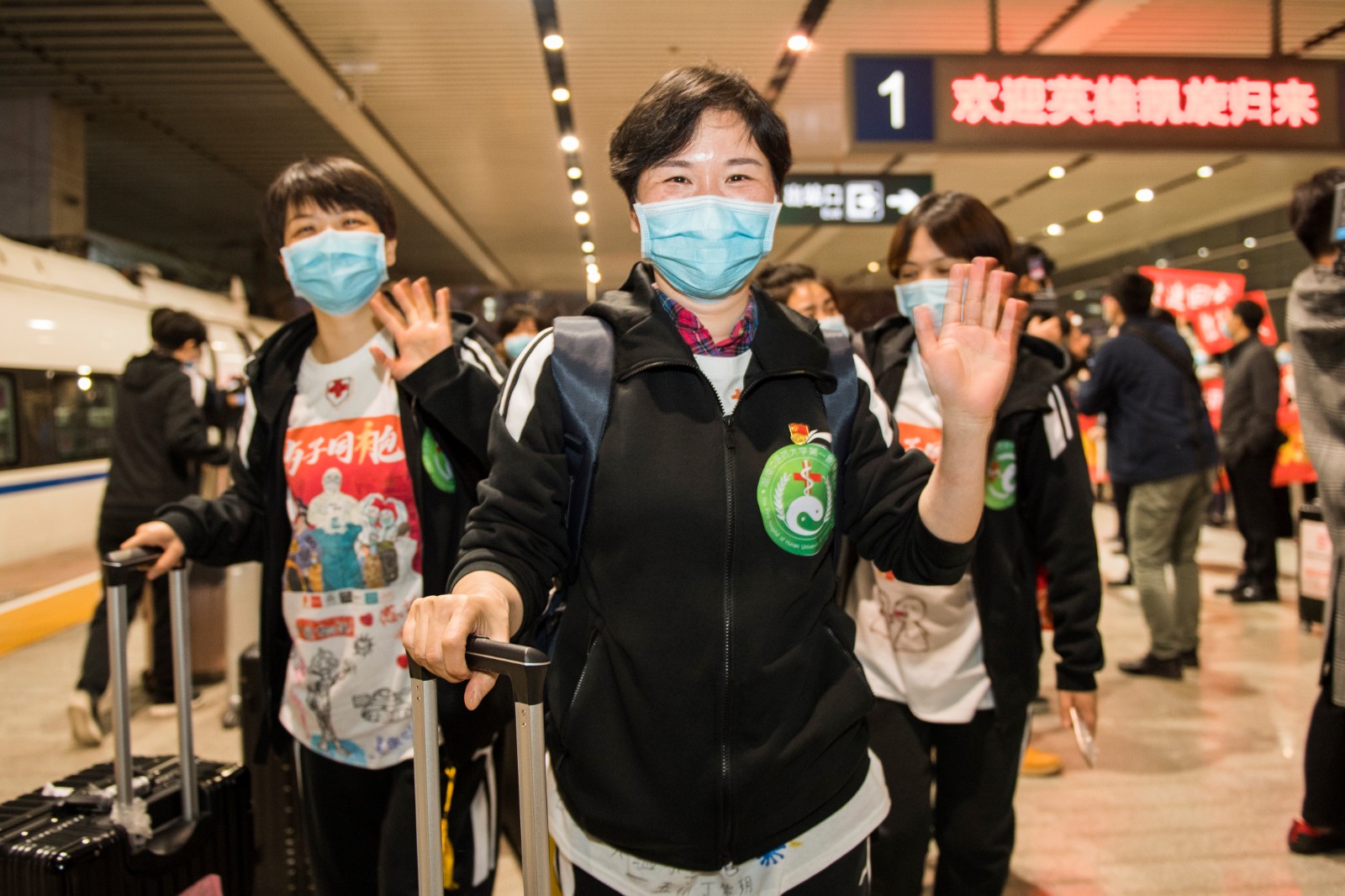 3月17日晚，在武汉参与各方舱医院救治工作达43天的219名4批湖南支援湖北国家医疗队队员圆满完成支援任务，平安回到长沙。长沙晚报全媒体记者 黄启晴 摄