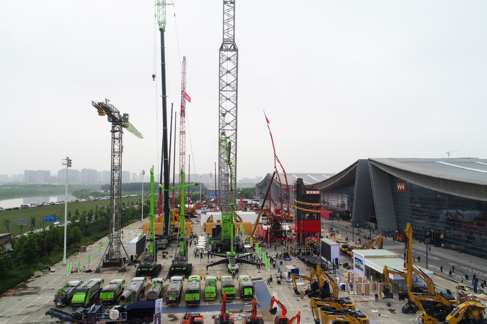 在长沙机甲的轰鸣声中，武汉火神山、雷神山医院建起来了。 长沙晚报全媒体记者 余劭劼 摄