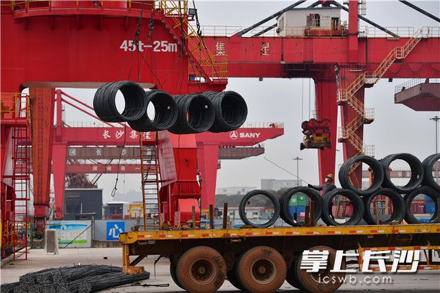 走进长沙新港码头，满载各类货物的车辆络绎不绝，码头门座式起重机挥舞长臂，忙着装卸着货物。 长沙晚报全媒体记者 王志伟 摄