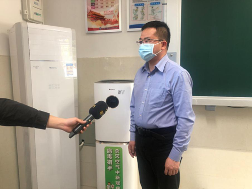 图为湖南南雅宁乡蓝月谷学校校长杨骐文接受采访。