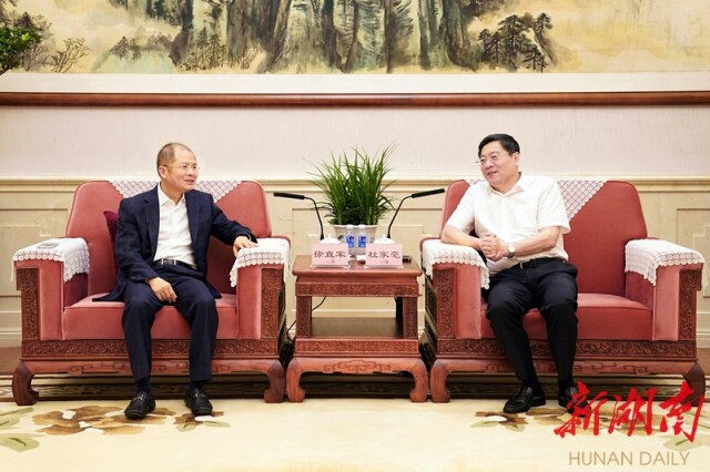 7月20日晚上，省委书记杜家毫在长沙与华为公司轮值董事长徐直军一行座谈。湖南日报·新湖南客户端记者 罗新国 摄