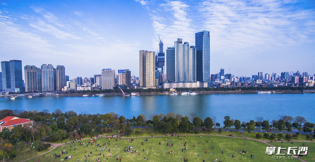 天心区高楼鳞次栉比，蓝天碧水，风景如画。