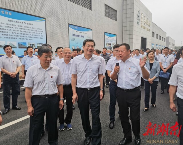 7月24日上午，省委书记杜家毫率队现场观摩湖南华慧新能源股份有限公司，考察超级锂电池研发及产业化情况。