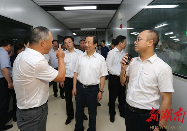 7月24日上午，省委副书记、省长许达哲率队现场观摩奥士康股份有限公司，考察中高端电路板研发设计生产情况。