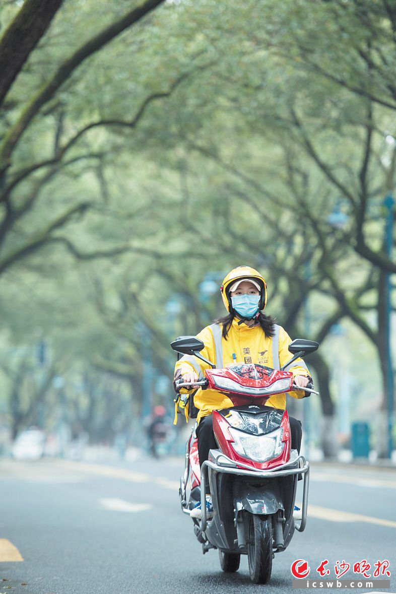 疫情给实体店带来冲击，也助推了外卖经济的迅速发展。长沙晚报全媒体记者 黄启晴 摄