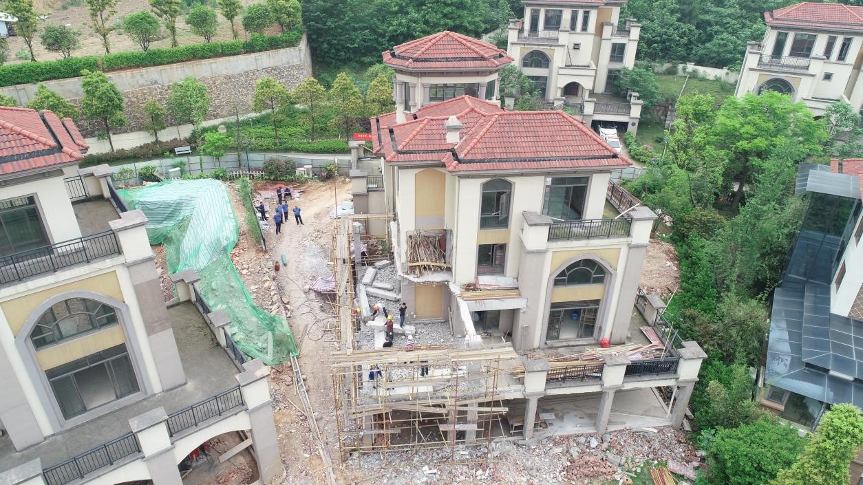 岳麓区城管执法人员通过无人机拍摄的违建画面