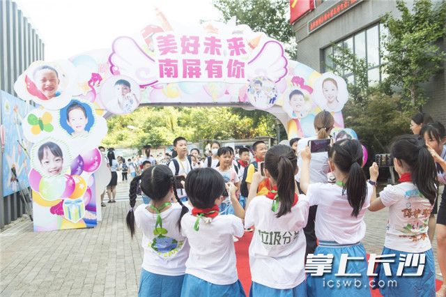 枫树山南屏锦源小学1907班摄影队的小摄影师们拍起照片来十分专业，拍摄角度也很到位。