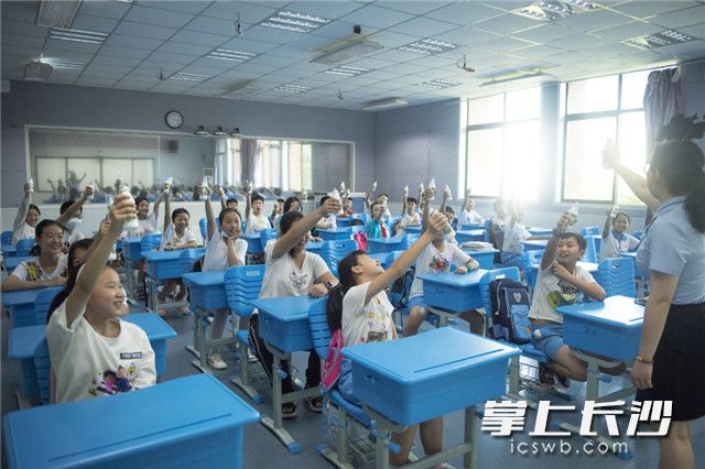 毕业班1505中队的同学们与老师举杯预祝。