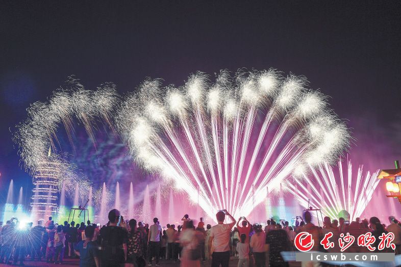 铜官水秀，由音乐、灯光、喷泉营造的顶级视听盛宴。资料图片