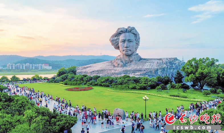 在橘子洲景区，游客们自觉爱护环境设施，以实际行动守护景区“高颜值”。　长沙晚报全媒体记者 邹麟 摄