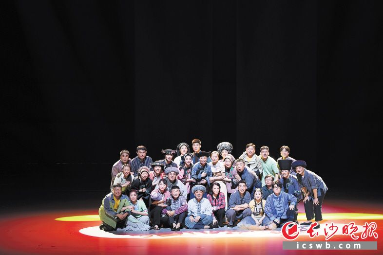 9月26日，《大地颂歌》进行了首演前的最后一晚预演，更精湛的舞美、更流畅的节奏、更感人的情绪征服了现场观众。 均为长沙晚报全媒体记者 王志伟 摄