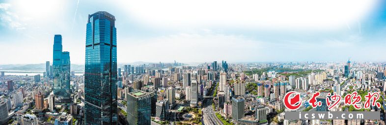 楼宇林立，万般风情中，尽展芙蓉高端商贸服务业的活力与繁荣。陈飞 摄