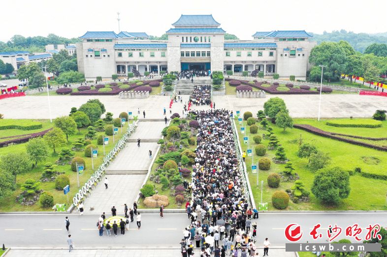 　24日上午10时，袁隆平院士遗体送别仪式在长沙市明阳山殡仪馆铭德厅举行。明阳山殡仪馆外,数万民众排起长队，前来送别袁隆平院士。 长沙晚报全媒体记者 黄启晴 摄