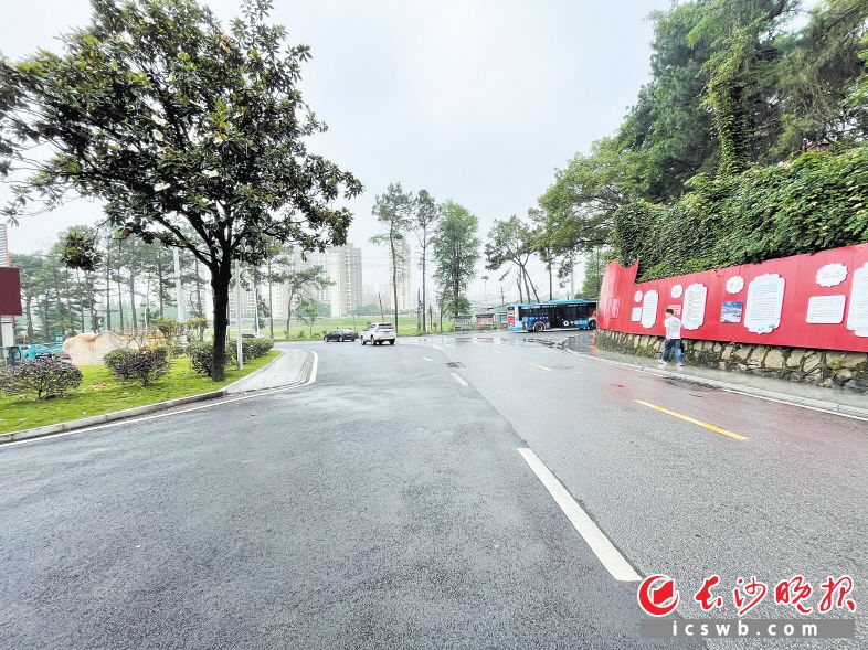 东湖路和泉坝路交叉口是龙马社区的一个主出入口，曾经道路狭窄、堆物杂乱，改造后面貌一新，还新建了花园、停车场和体育馆，如今成了周边居民健身休闲的好去处。 长沙晚报全媒体记者 颜家文 通讯员 罗园 摄影报道