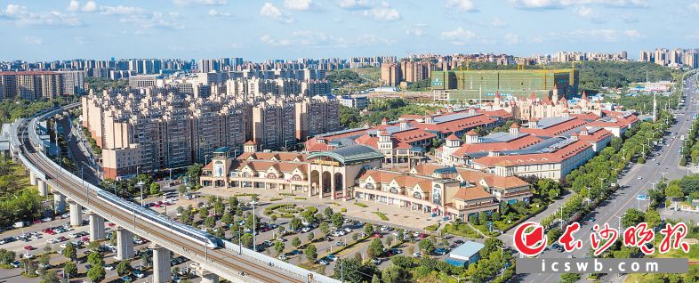 城铁、地铁、芙蓉南路等完善的交通极大地方便了长株潭三市市民的出行。