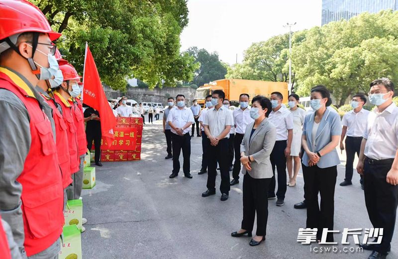 吴桂英来到国网长沙供电公司110千伏书院路变电站慰问一线电力工人。