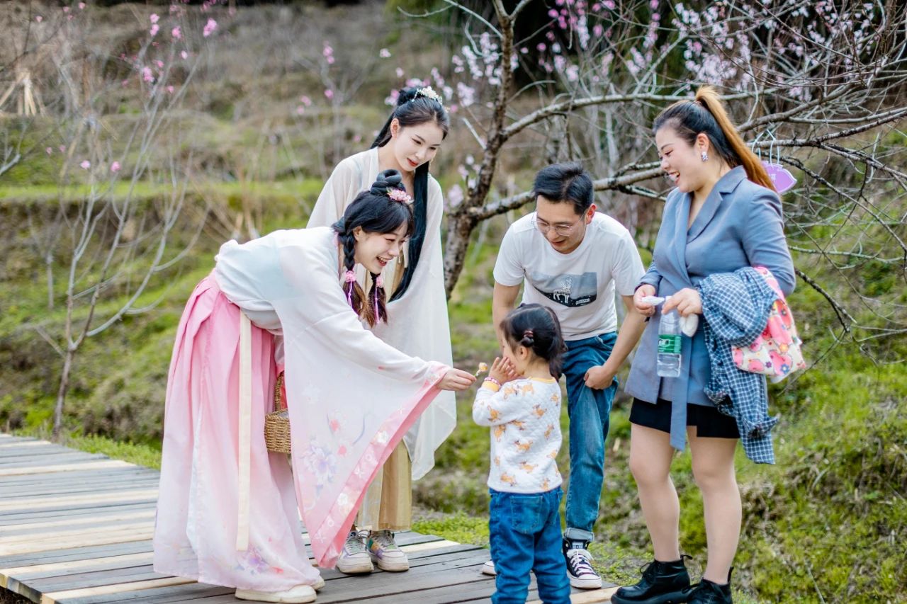 ▲游客与桃花谷里的“桃花仙子”巧遇。图片来源：东鹜山景区
