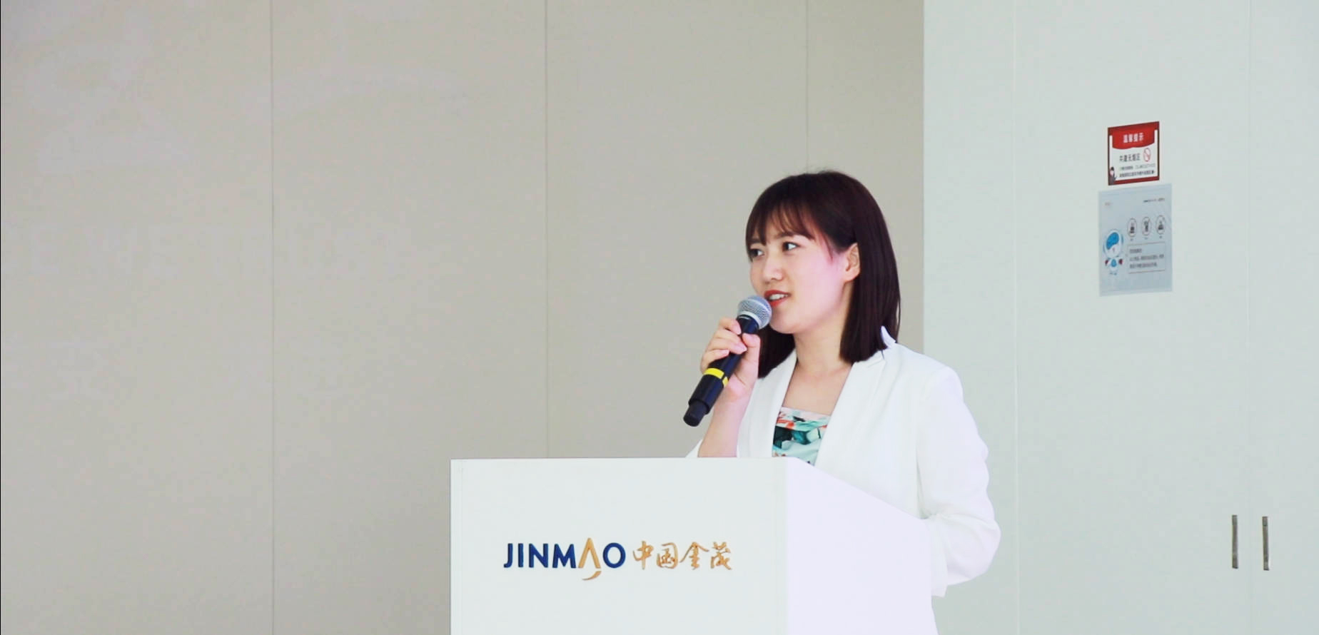 长沙梅溪华府项目营销经理姜雯在活动现场致欢迎词。