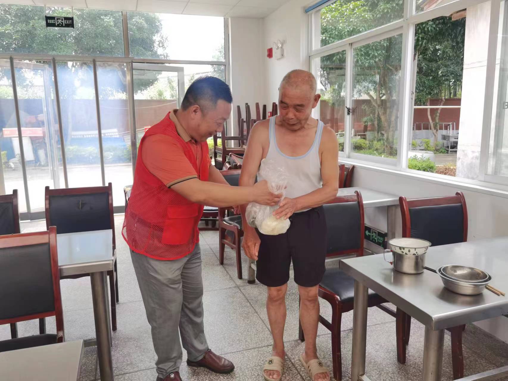 果园镇文旅服务中心副主任史润东祝福老人端午安康。