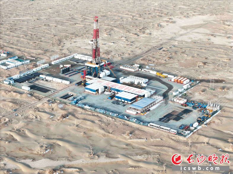 这是2025年2月19日在新疆塔克拉玛干沙漠腹地拍摄的中国石油塔里木油田深地塔科1井（无人机照片）。新华社记者 胡虎虎 摄