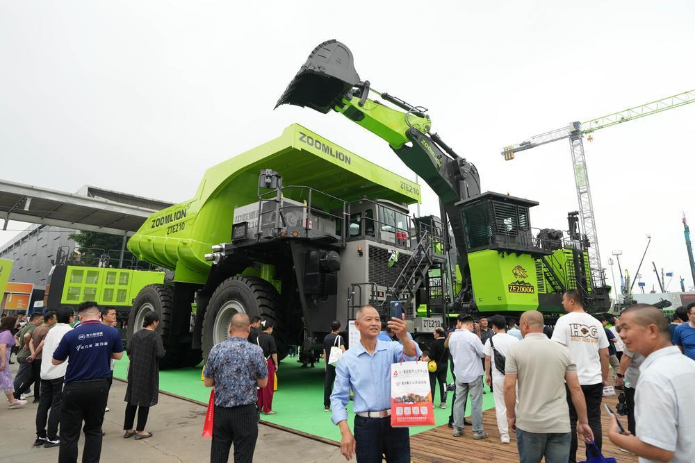 5月15日，观众在第四届长沙国际工程机械展览会现场观看一台非公路电传动矿用自卸车。 新华社记者 薛宇舸 摄