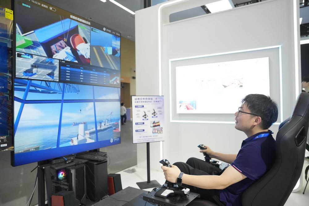 5月15日，参展商在第四届长沙国际工程机械展览会现场演示起重机驾驶辅助系统。 新华社记者 薛宇舸 摄