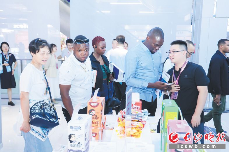 自贸试验区雨花区块探索开展市场采购“1 n”联营模式,携手湖南14个市州拓展国际贸易“朋友圈”至165个。 自贸试验区雨花区块探索开展市场采购“1 n”联营模式,携手湖南14个市州拓展国际贸易“朋友圈”至165个。