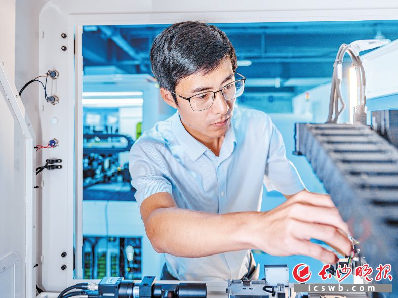 唐佳正在车间查看设备情况。受访者供图