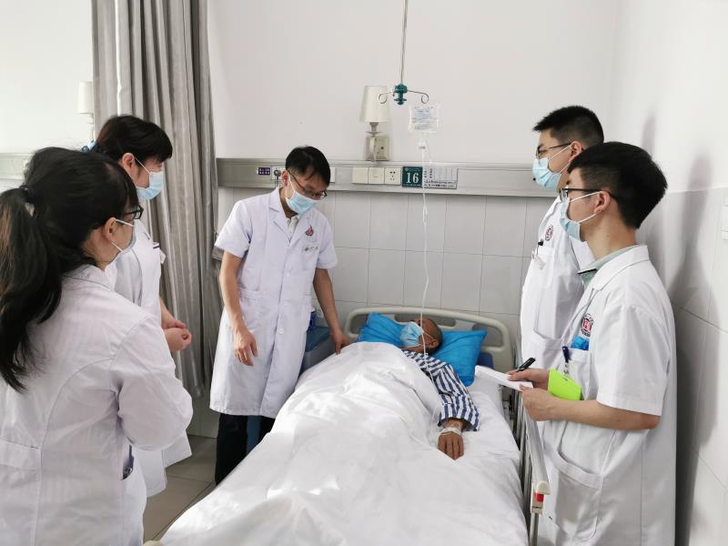 术后，省人民医院医生查看患者的情况。均为长沙晚报通讯员 陈贵恒 供图
