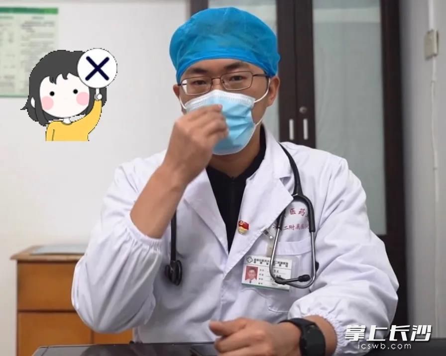 用手去接触口罩的外立面是错误的。