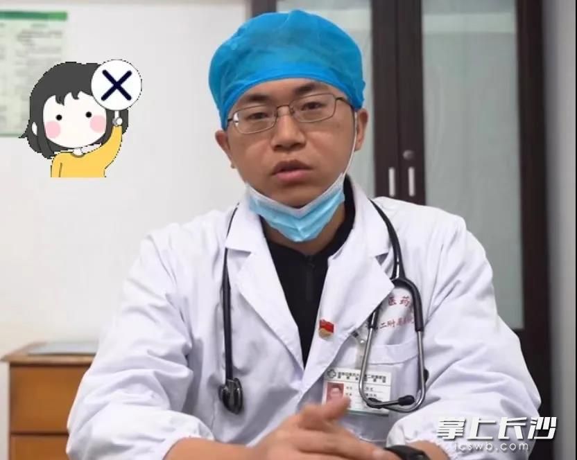 往前放下口罩也是错误的。