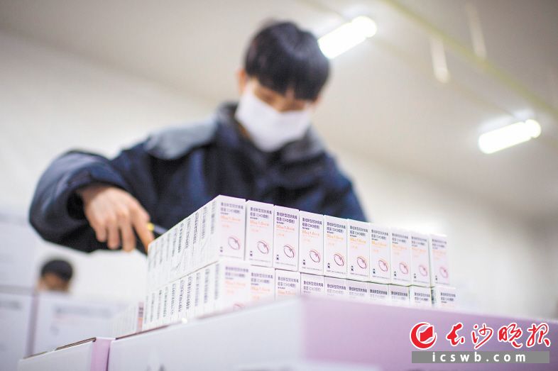 27日 18:54 国药控股湖南有限公司疾控代储冷藏库工作人员核查疫苗后接收入库。 27日 18:54 国药控股湖南有限公司疾控代储冷藏库工作人员核查疫苗后接收入库。