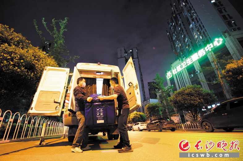 27日 22:01 熊维、郭国顺将疫苗送到梅溪湖街道社区卫生服务中心。 27日 22:01 熊维、郭国顺将疫苗送到梅溪湖街道社区卫生服务中心。