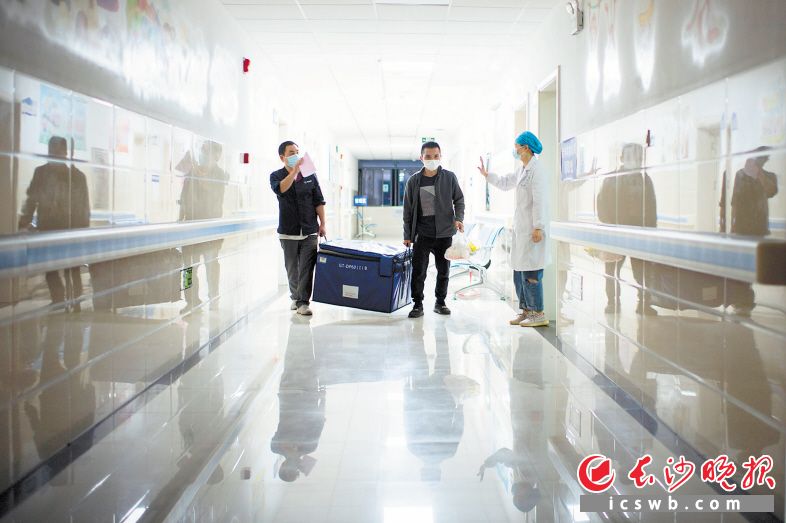 28日 01:12 最后一批600剂次新冠疫苗被送到含浦街道社区卫生服务中心。 28日 01:12 最后一批600剂次新冠疫苗被送到含浦街道社区卫生服务中心。