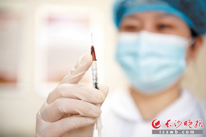 28日 11:45 天顶街道社区卫生服务中心医务人员为疫苗接种做好准备。 28日 11:45 天顶街道社区卫生服务中心医务人员为疫苗接种做好准备。