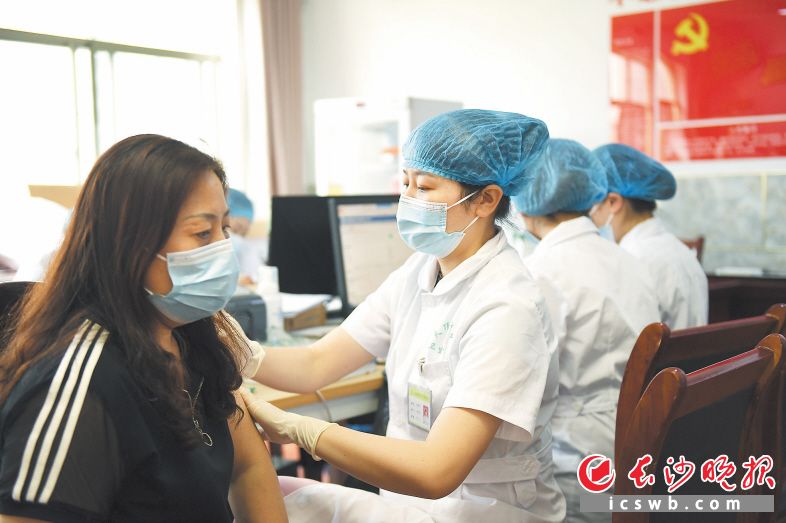 28日 11:51 市民在天顶街道社区卫生服务中心接种疫苗。 28日 11:51 市民在天顶街道社区卫生服务中心接种疫苗。