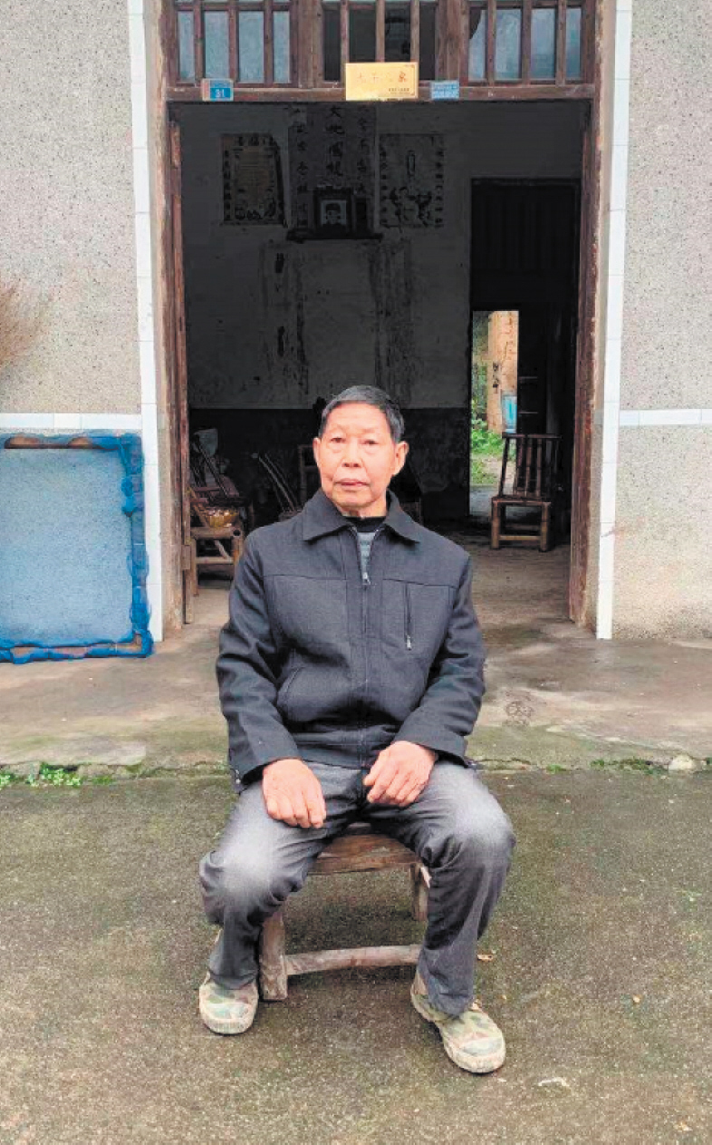 见证宁乡端木冲战斗的八旬老兵曾桂才接受记者采访。长沙晚报全媒体记者 邓艳红 摄