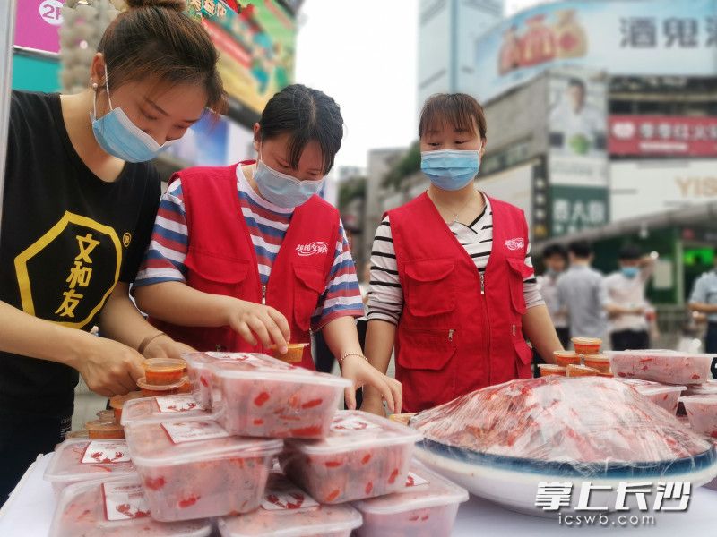 天心区五一商圈龙虾节现场。长沙晚报全媒体记者 王斌 摄