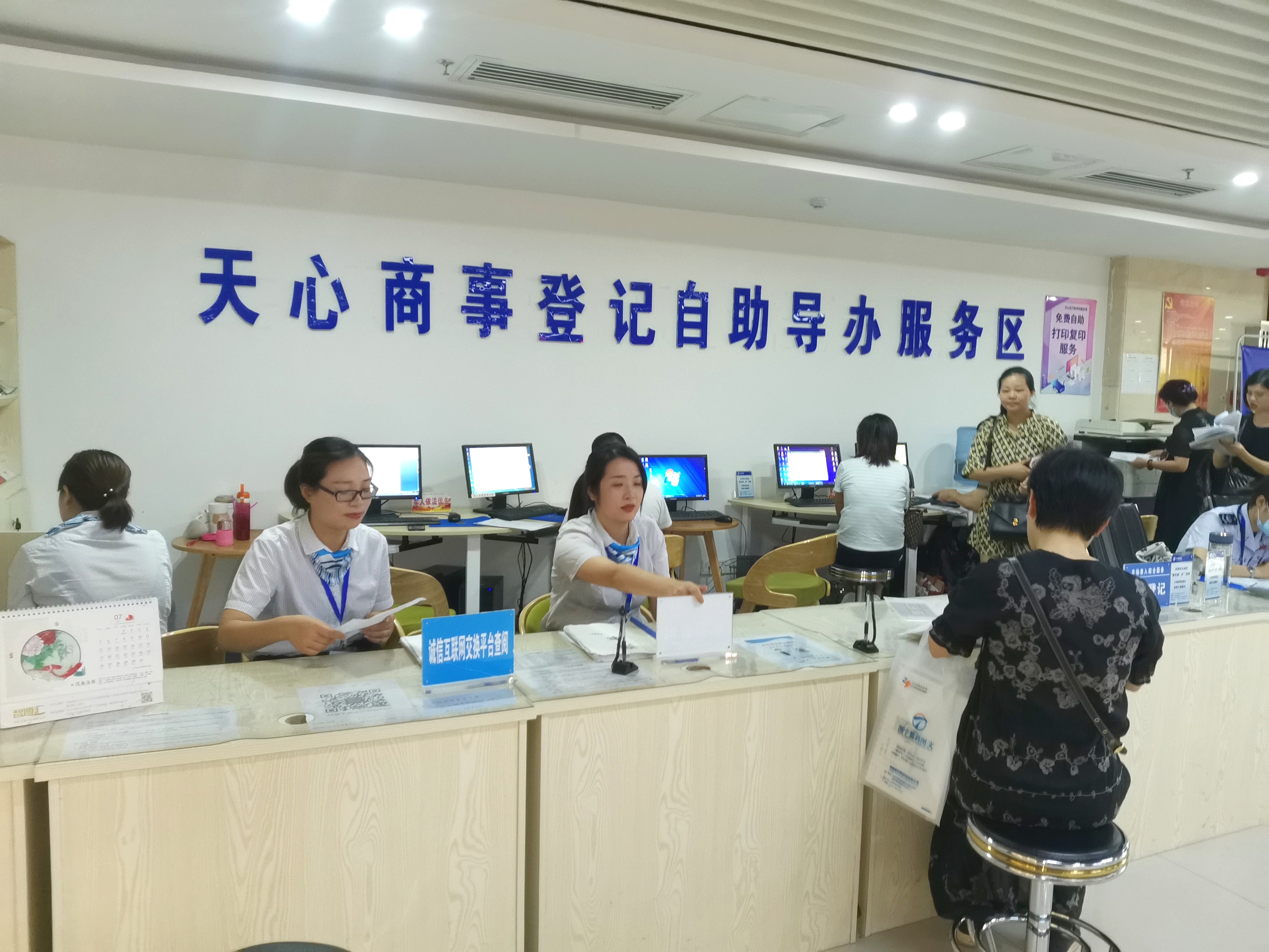 “帮代办”为前来办事者提供服务。长沙晚报全媒体记者 王斌 摄