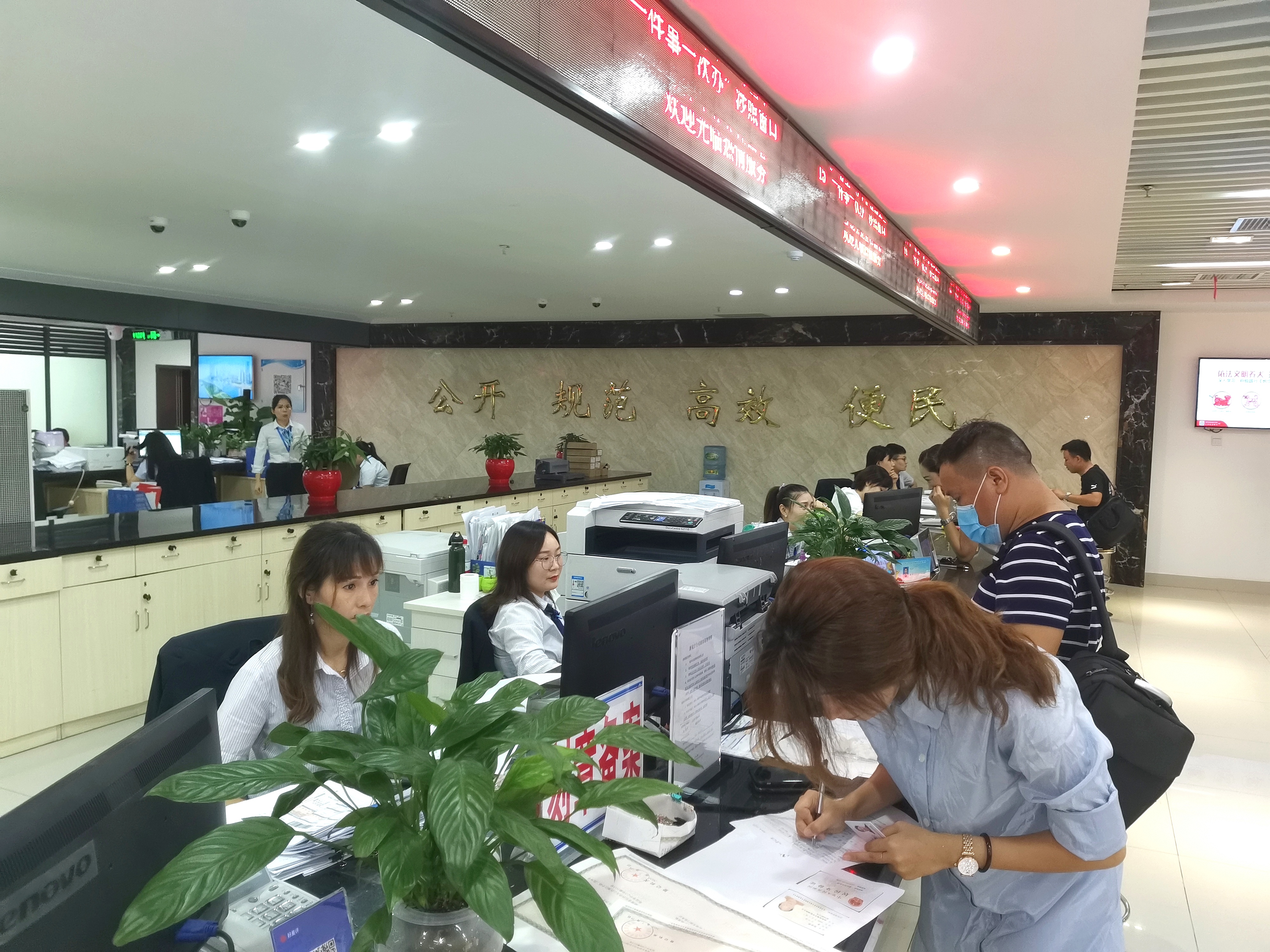 新开办企业刻章、复印等费用全免。长沙晚报全媒体记者 王斌 摄