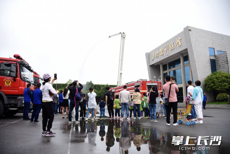 5月30日，长沙10个消防救援站面向500名小朋友开放，为他们送上儿童节消防安全“大礼包”。均为长沙晚报全媒体记者 刘琦 摄