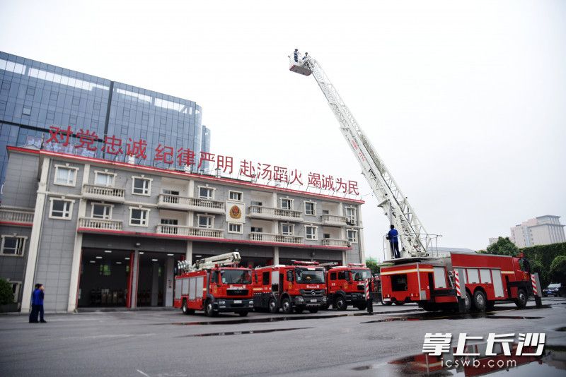 消防员现场演示云梯消防车高楼救援过程。