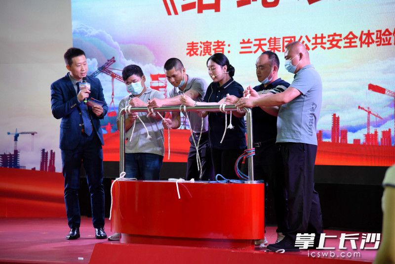 现场,大家学习结绳逃生技巧。 现场,大家学习结绳逃生技巧。