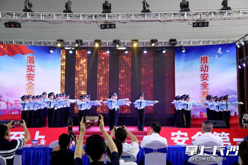 启动仪式现场,小学生带来精彩表演。 启动仪式现场,小学生带来精彩表演。