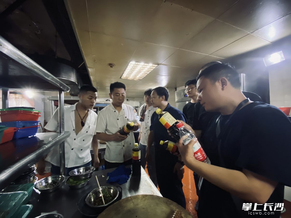 长沙市市场监管局对湘江两岸主要观看焰火区域内的餐饮服务单位进行重点督查，以确保重大活动期间餐饮服务安全。  全媒体记者  周辉霞摄