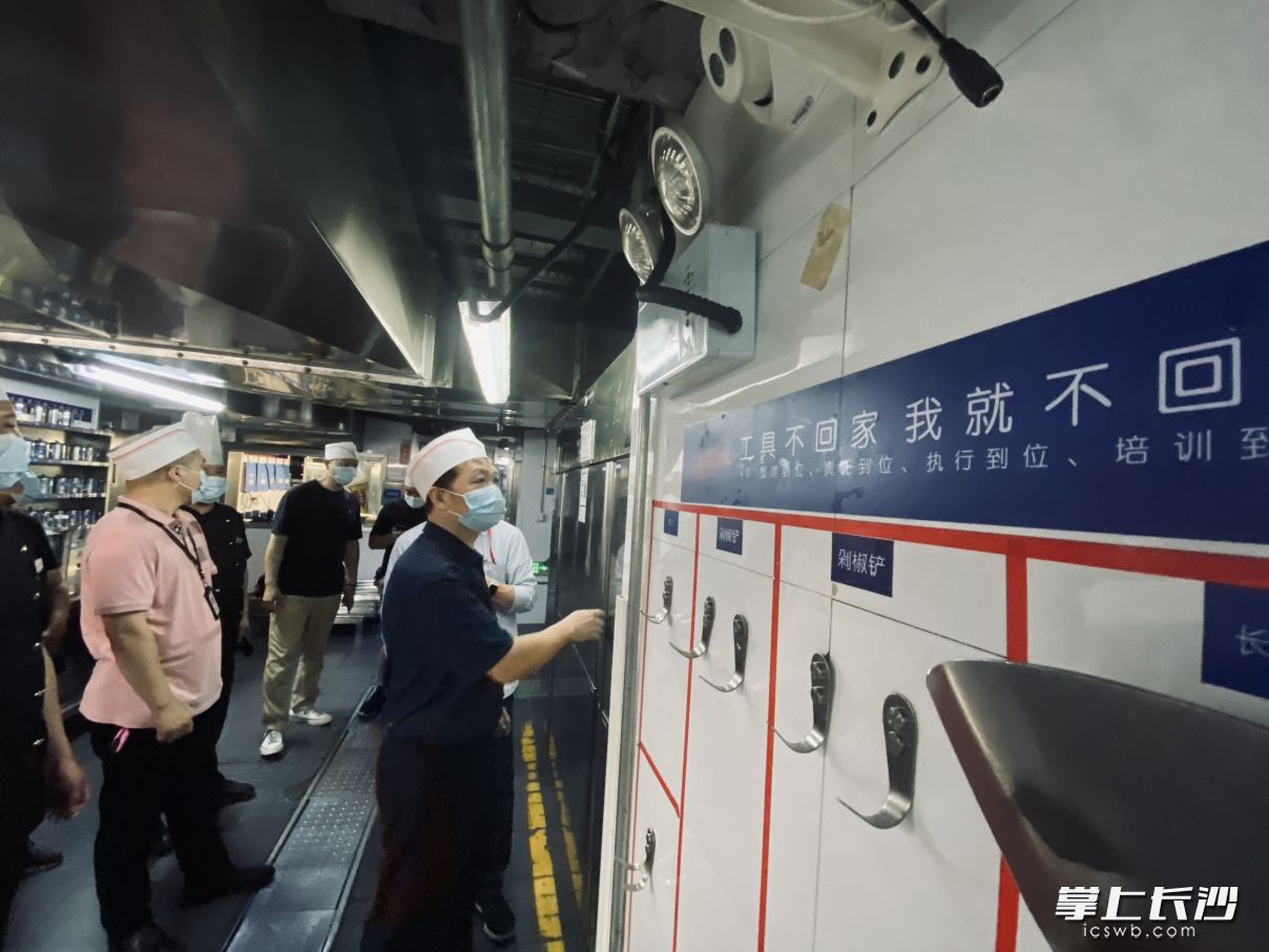 长沙市市场监管局对湘江两岸主要观看焰火区域内的餐饮服务单位进行重点督查。  全媒体记者  周辉霞摄