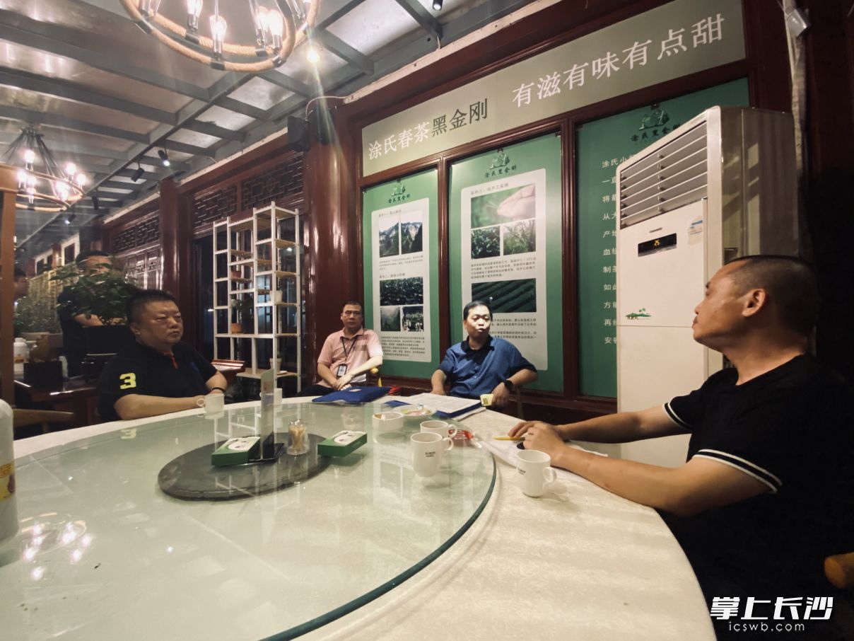 督查人员对发现的问题现场指导、责令改正。全媒体记者  周辉霞摄