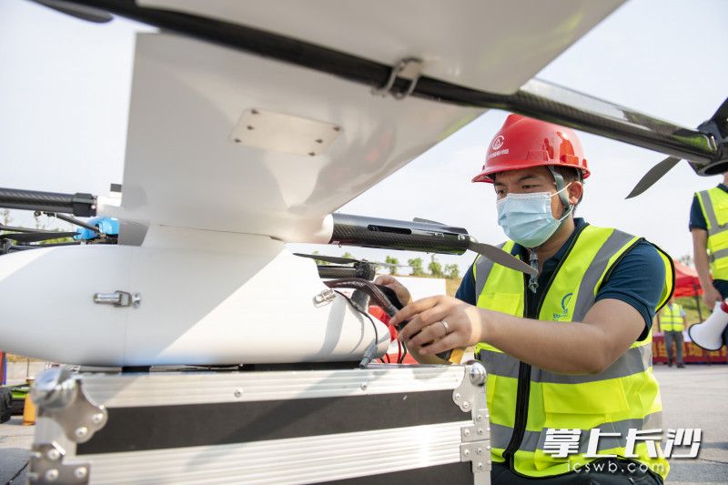 工作人员对测绘无人机进行升空前的检查。